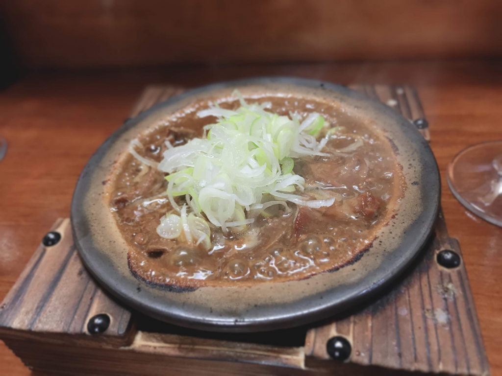 ぐつぐつと食欲をそそる牛もつ煮込み。ガーリックトーストと合わせても美味しい