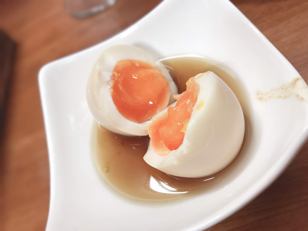 お通しの味付け卵。程よく味が染みている