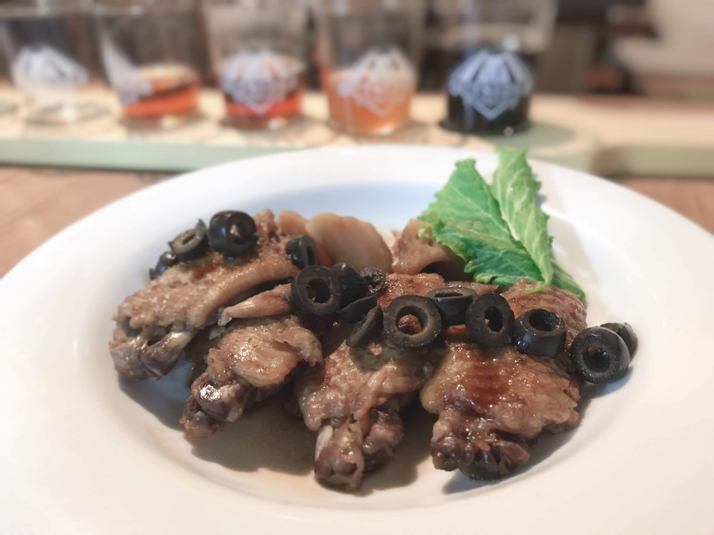 手羽先のスタウト（ビール）煮。ブルワリーならではのメニューも豊富