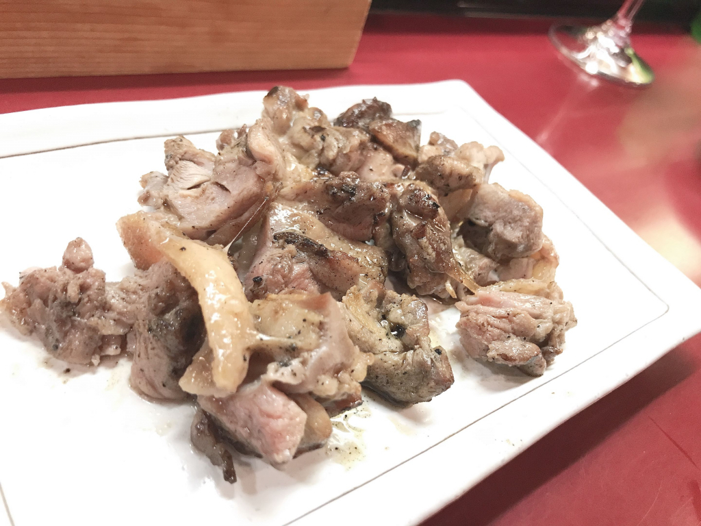 店イチオシのもも焼きの親どり。しっかりとした歯ごたえで噛むほどに旨味を感じる