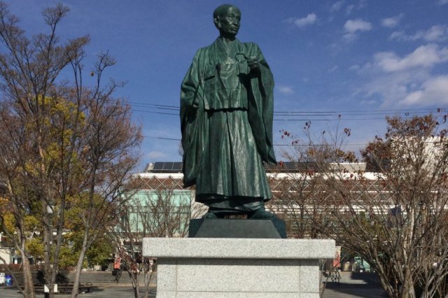 甲府駅北口（武田信虎公銅像）