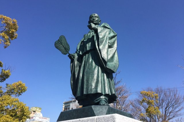 甲府駅北口（武田信虎公銅像）