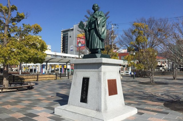 甲府駅北口（武田信虎公銅像）