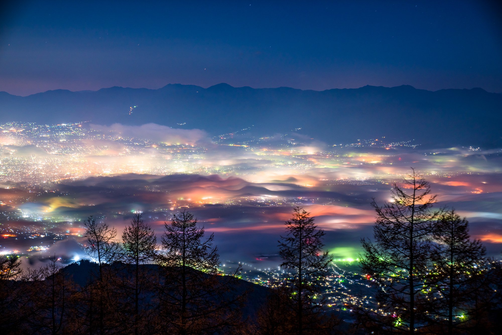 週末は、雲海に浮かぶ夜景を眺めています