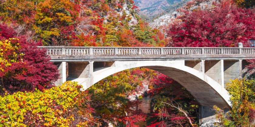紅葉に彩られた「長潭橋」