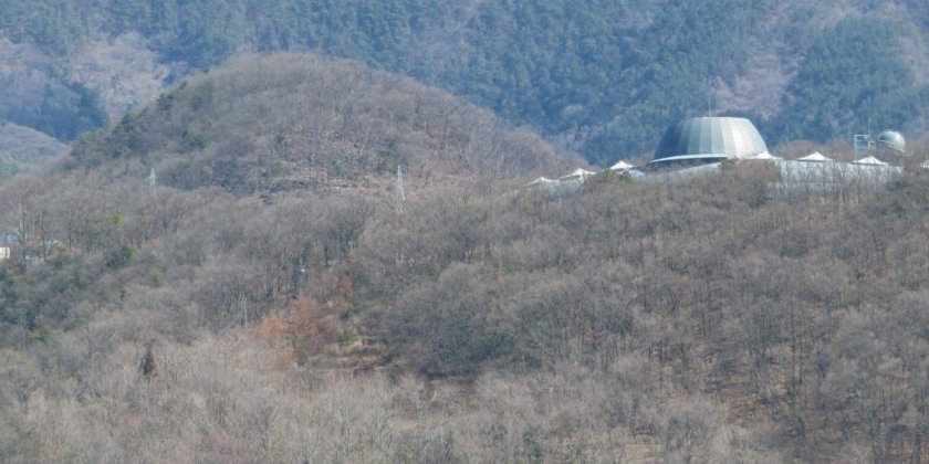 愛宕山（手前の低山）大笠山（後方真ん中）
