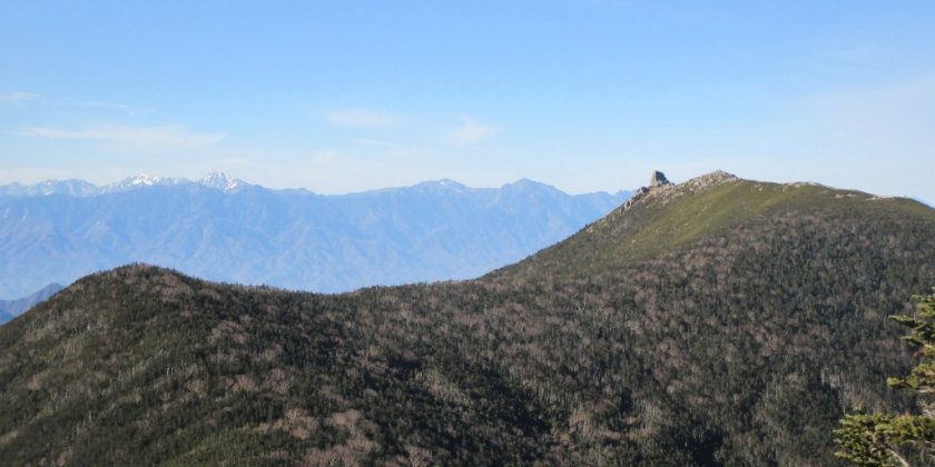 鉄山（左側の小高い山）
